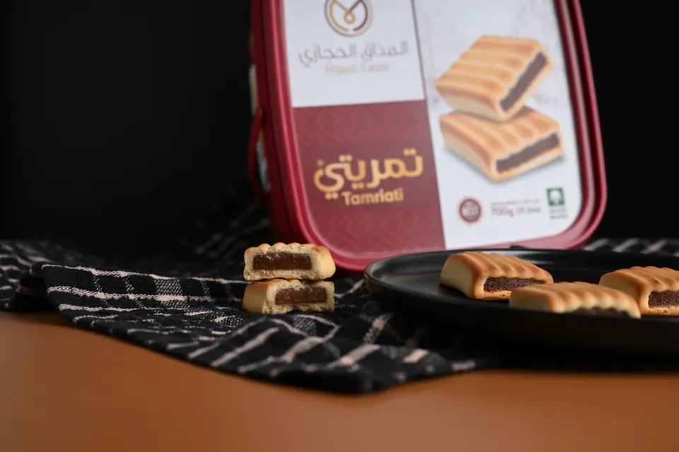 قطعتين تمريتي مقصوصة يبان فيها التمر من الداخل